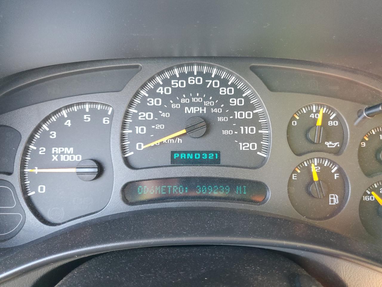 2004 GMC Yukon - Image 9