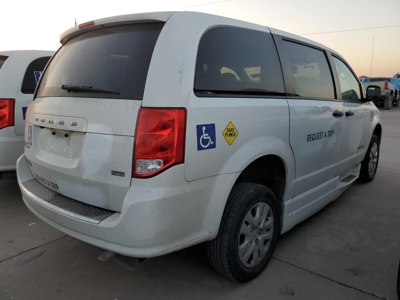 2019 Dodge Caravan - Image 3