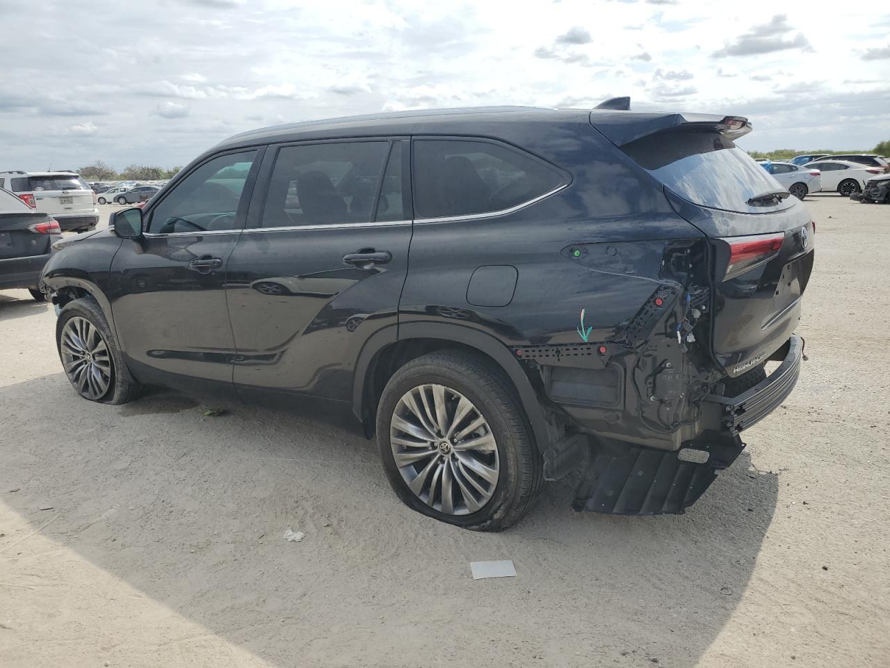 2022 Toyota Highlander - Image 2