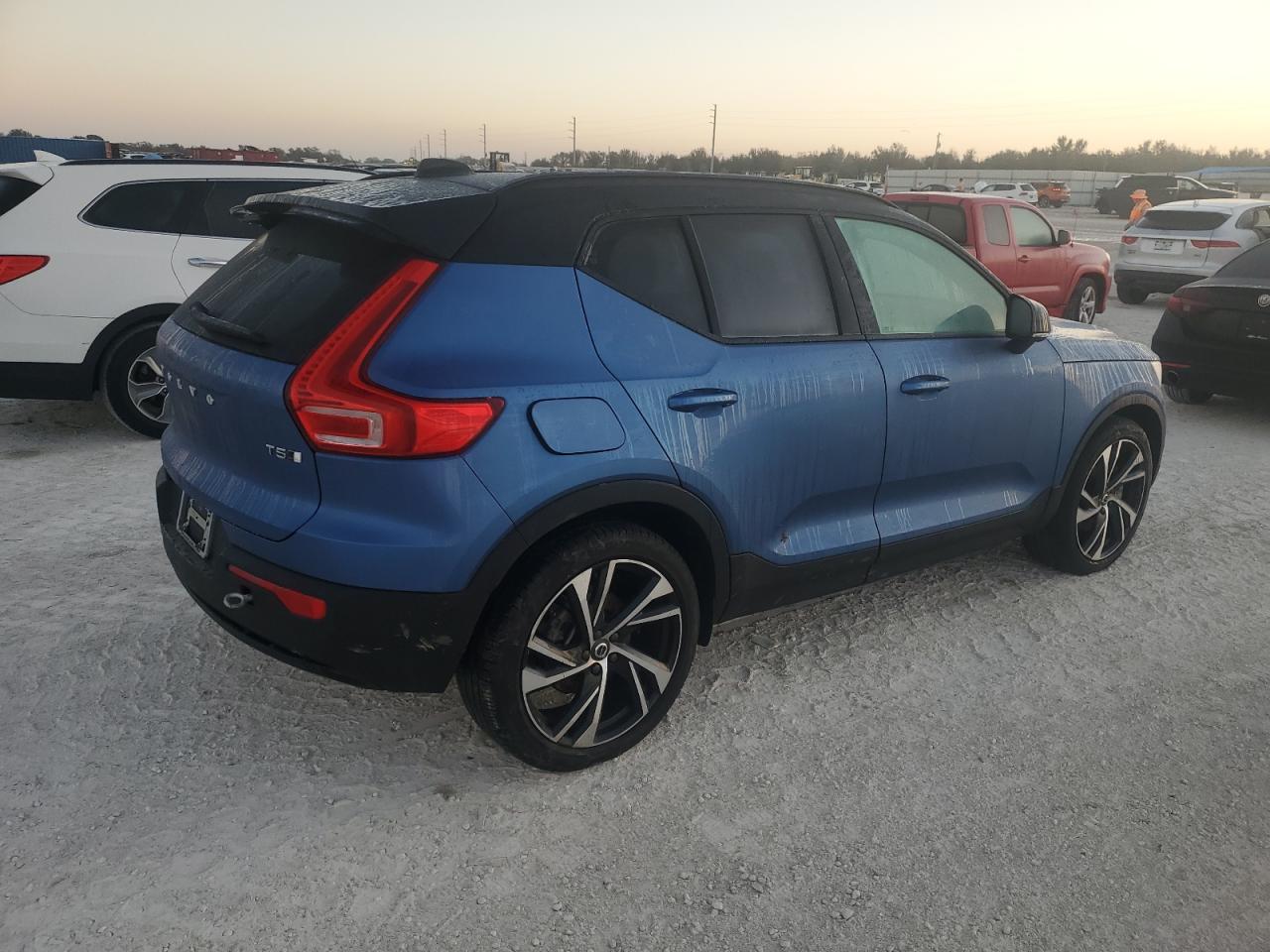 2021 Volvo XC40 - Image 3