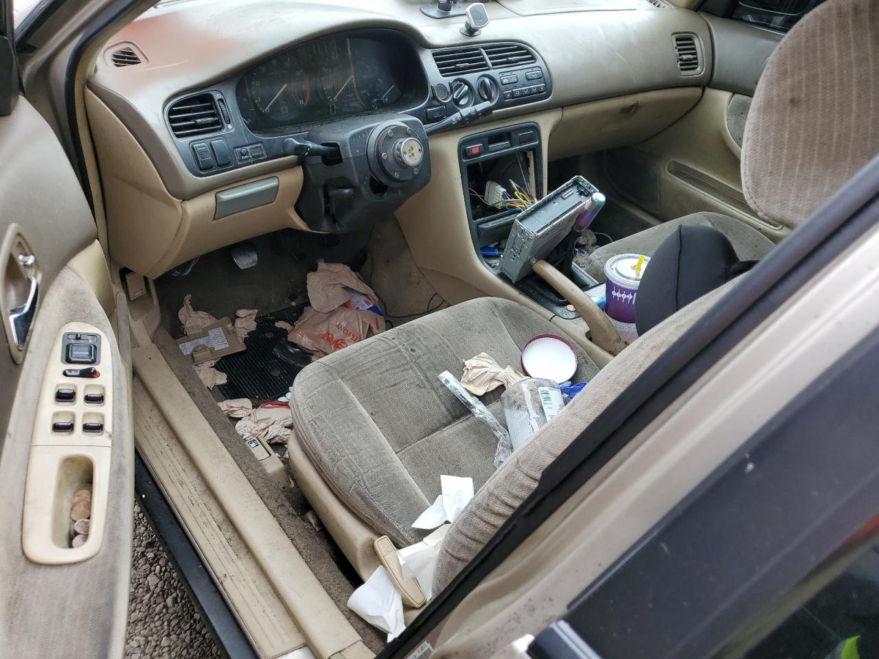 1994 Honda Accord Lx VIN: 1HGCE1728RA010361 Lot: 73393524