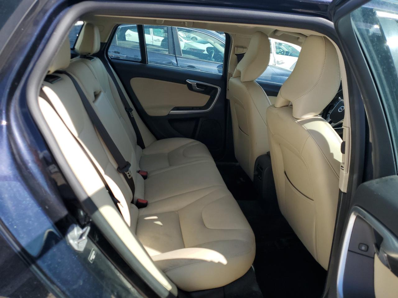 2016 Volvo V60 - Image 10