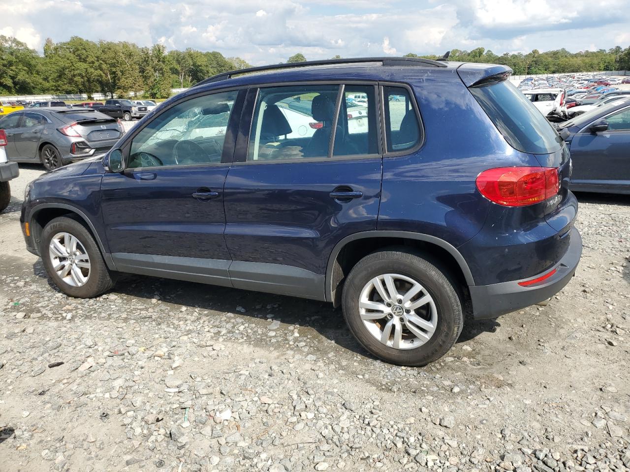 2016 Volkswagen Tiguan - Image 2