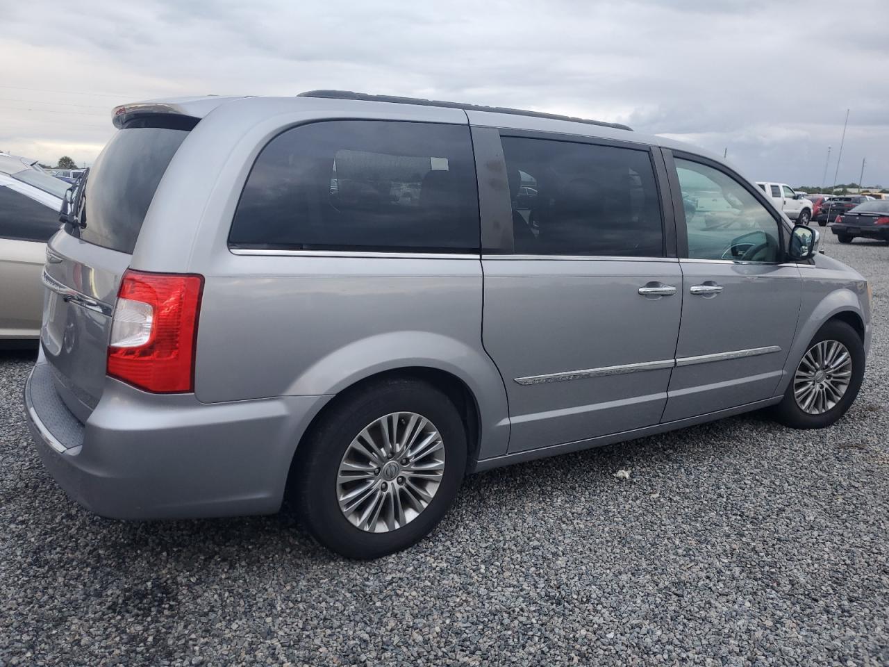 2013 Chrysler Town & Country - Image 3
