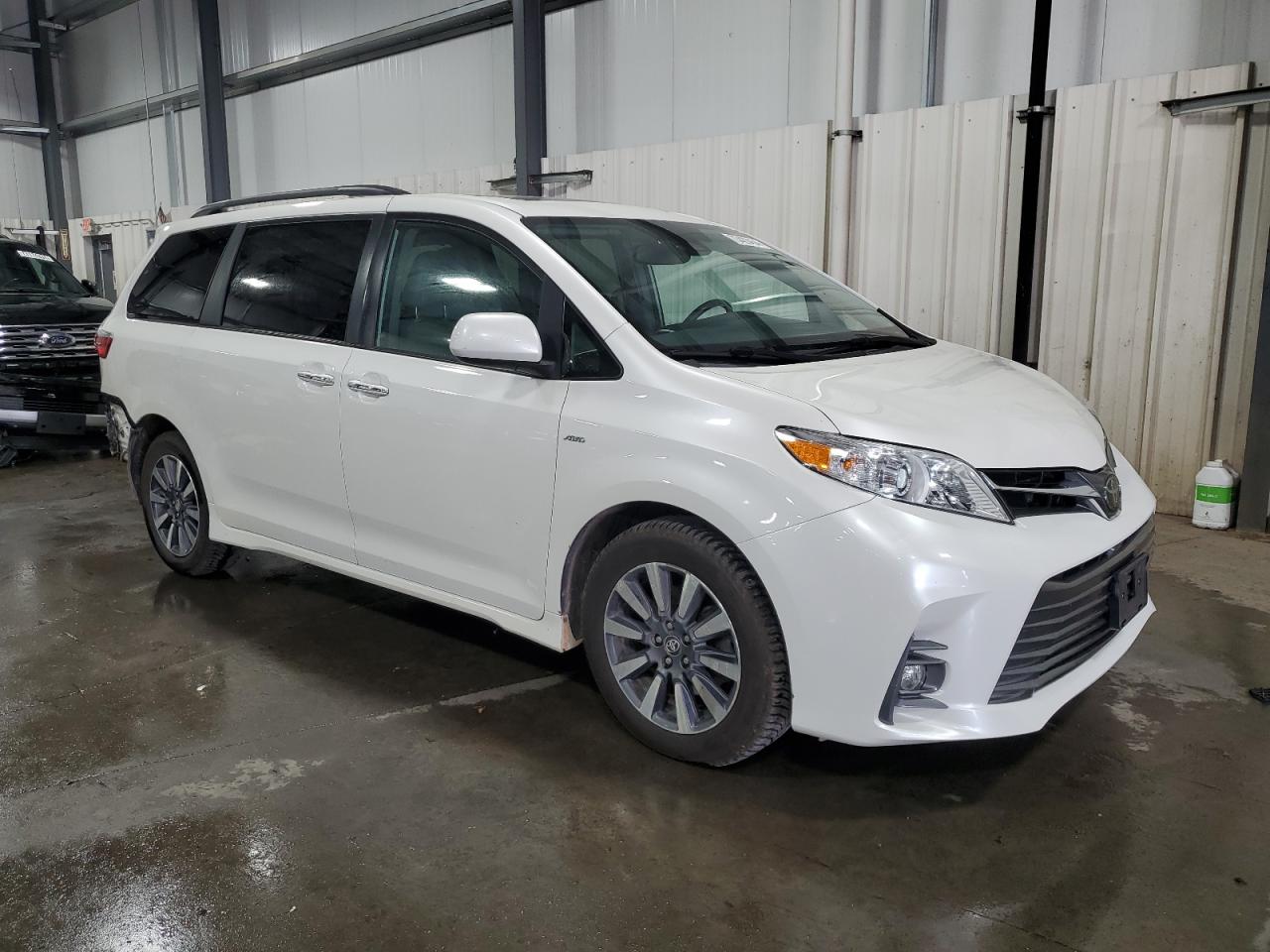 5TDDZ3DC2LS228483 2020 Toyota Sienna Xle