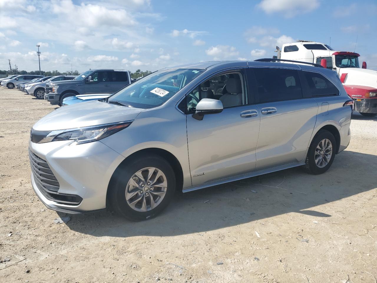 2021 Toyota Sienna - Image 1