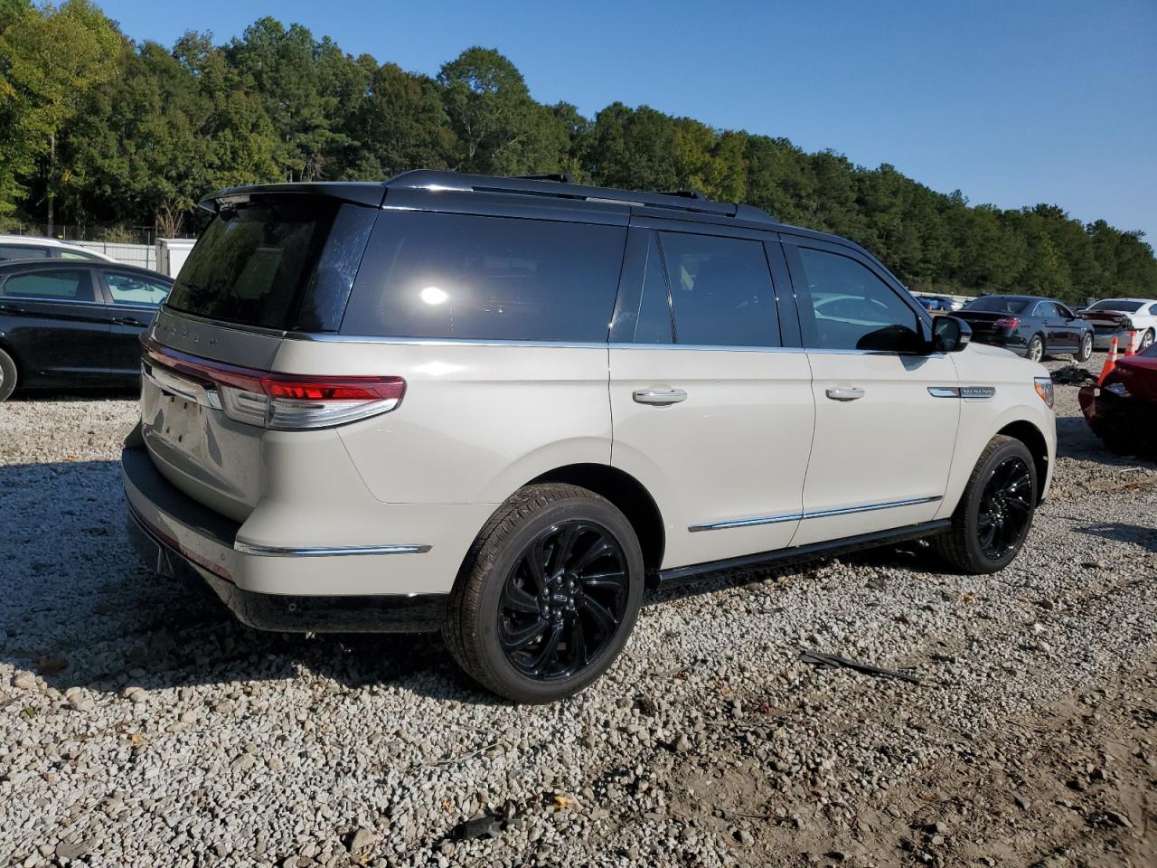 2023 Lincoln Navigator - Image 3
