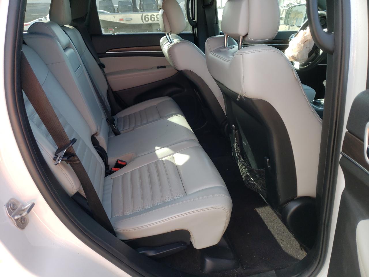 2018 Jeep Grand Cherokee - Image 10