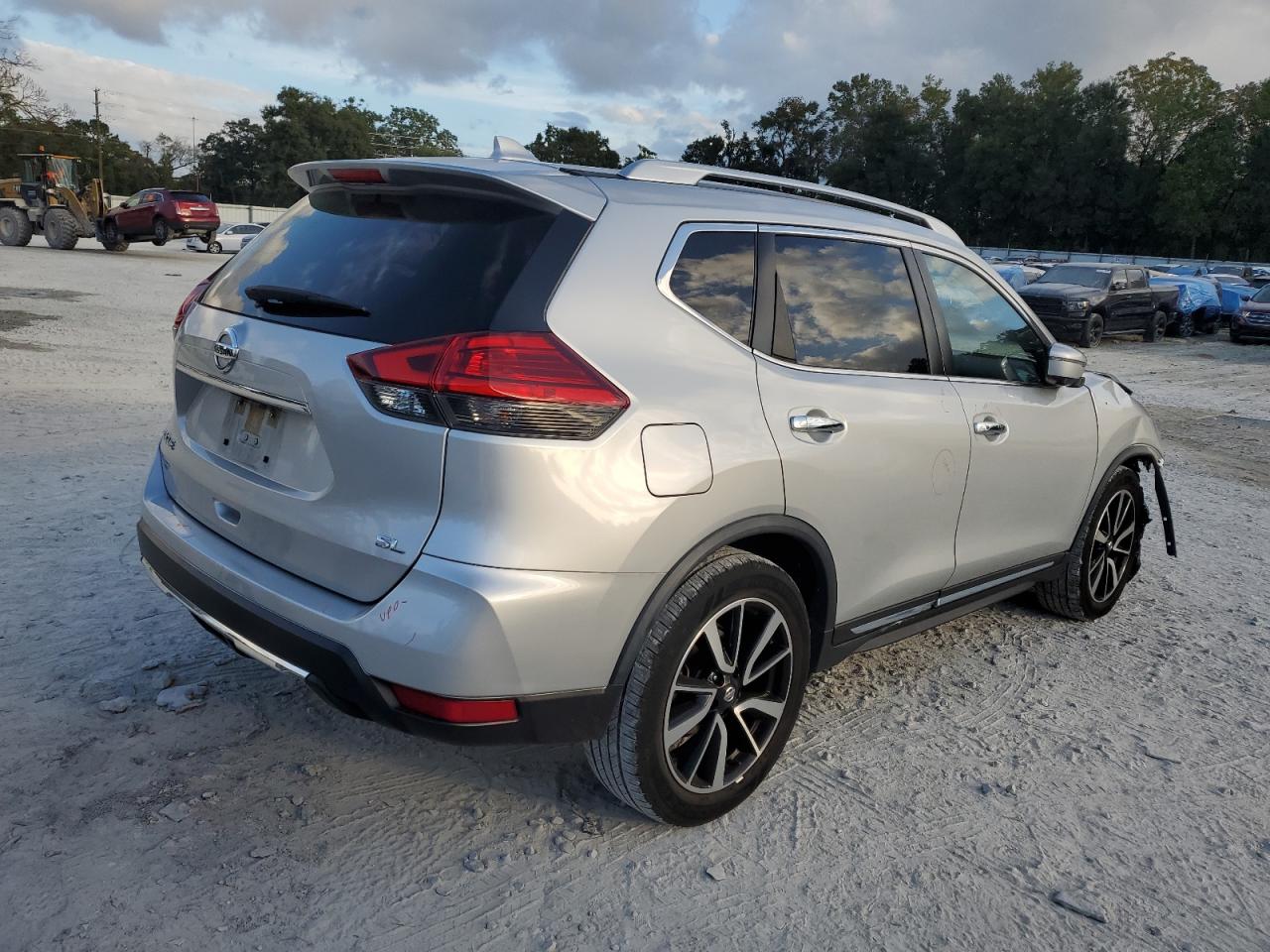 2017 Nissan Rogue - Image 3
