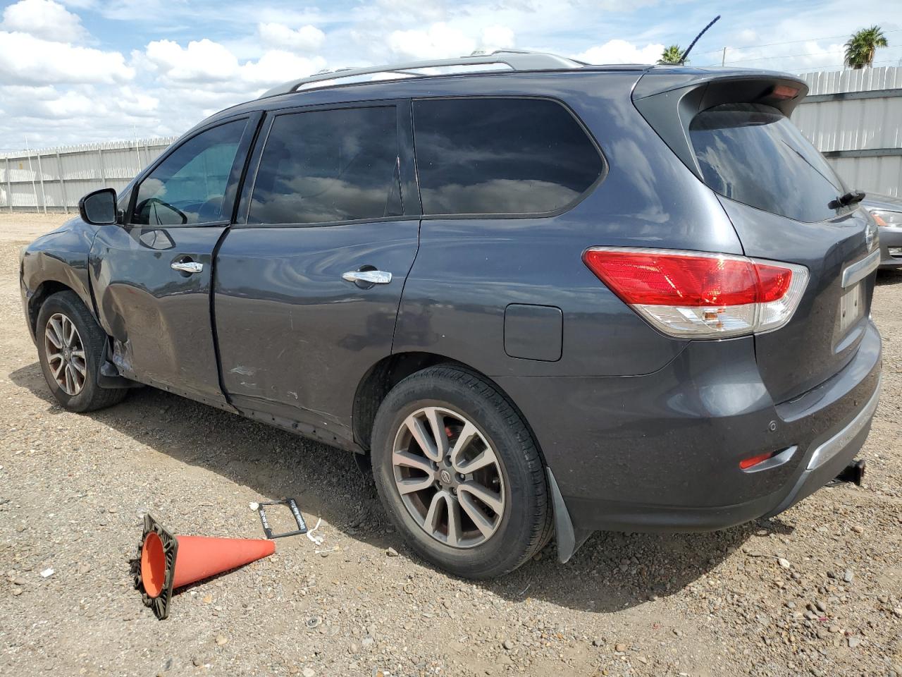 2013 Nissan Pathfinder - Image 2