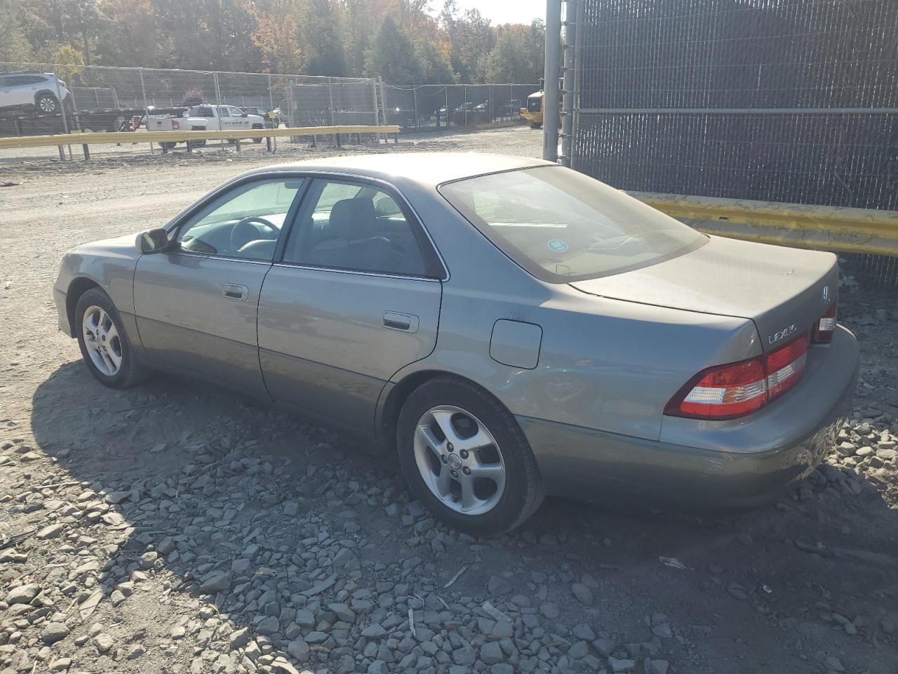 2001 Lexus ES - Image 2