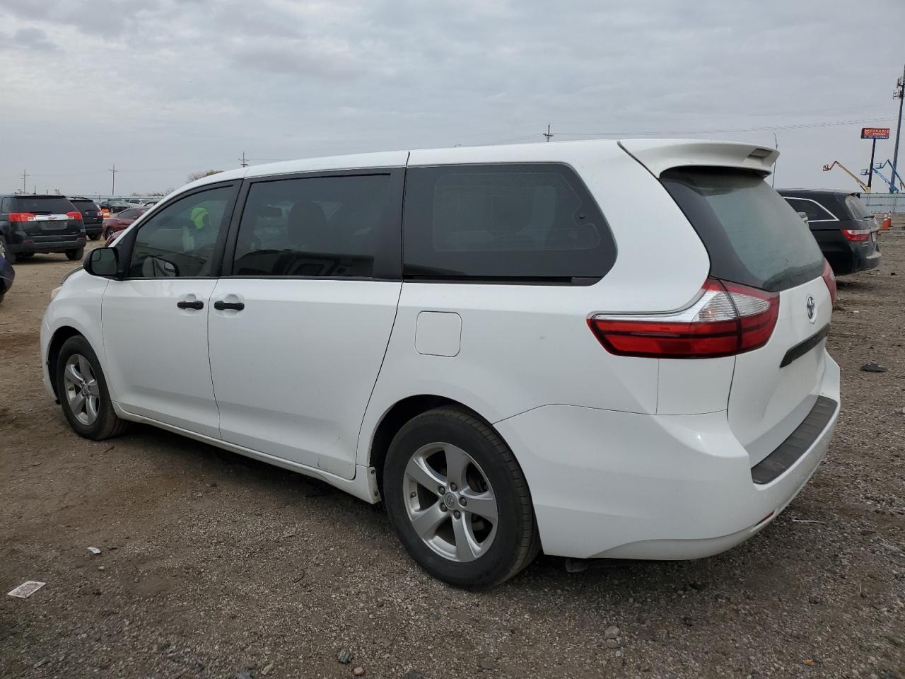 2016 Toyota Sienna - Image 2