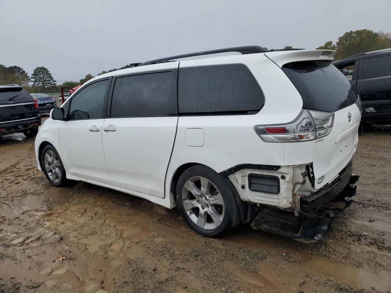 2013 Toyota Sienna - Image 2