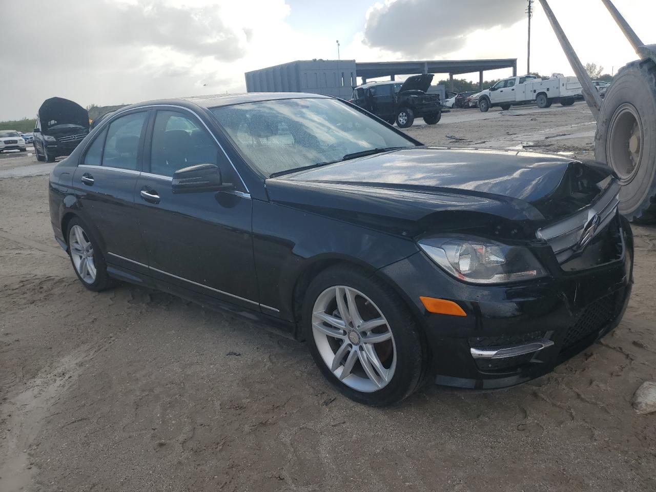 VIN WDDGF4HB0ER309518 2014 MERCEDES-BENZ C-CLASS no.4