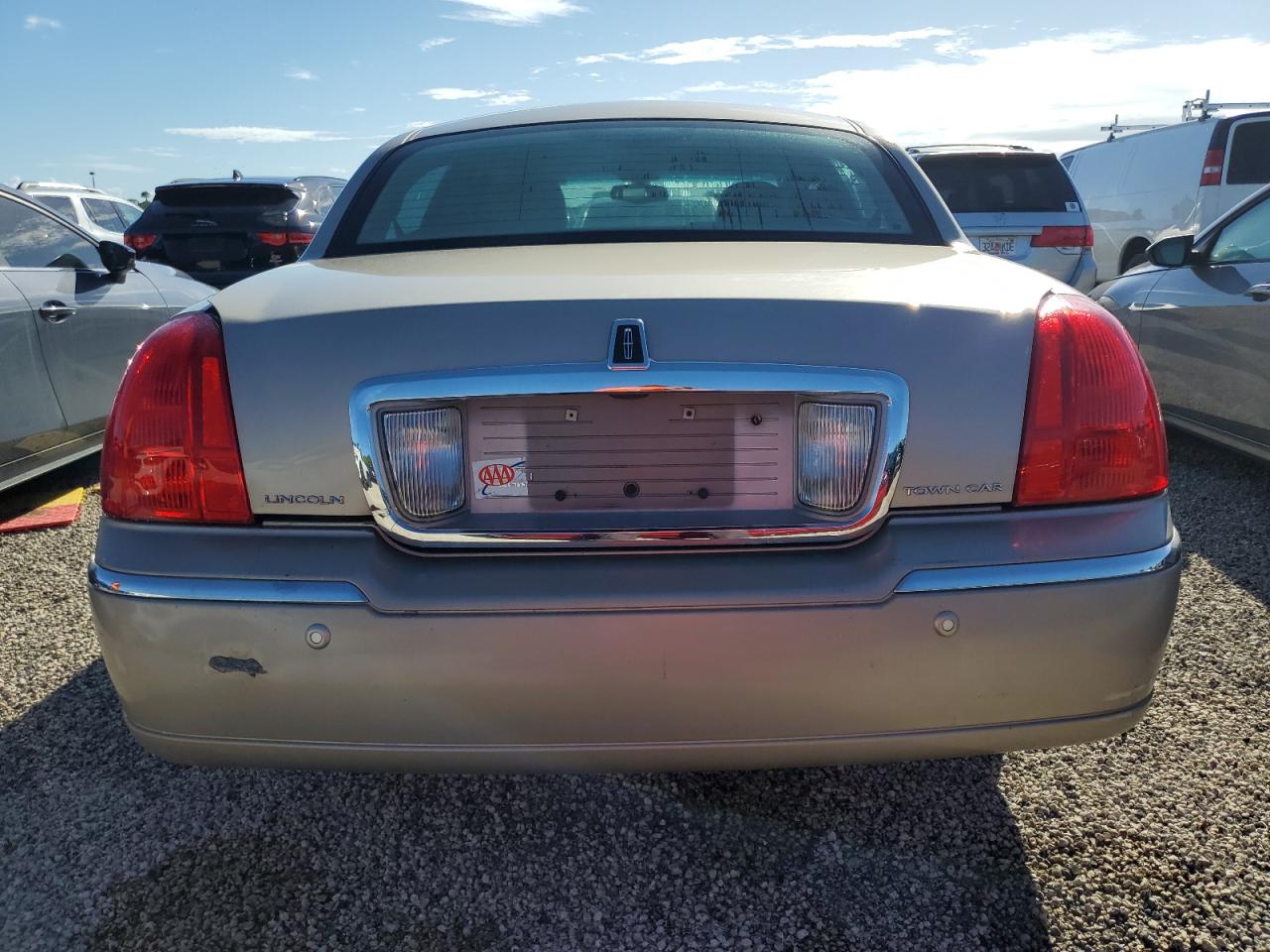 2004 Lincoln Town Car - Image 6