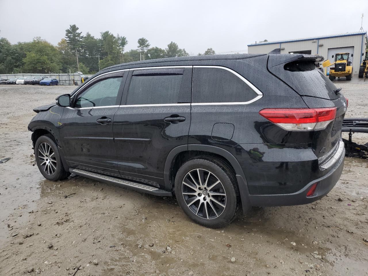 5TDJZRFH4HS377015 2017 TOYOTA HIGHLANDER - Image 2