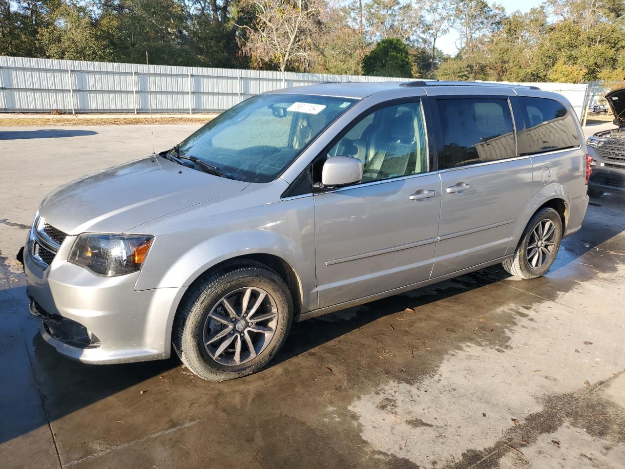 2C4RDGCGXHR825641 2017 Dodge Grand Caravan Sxt