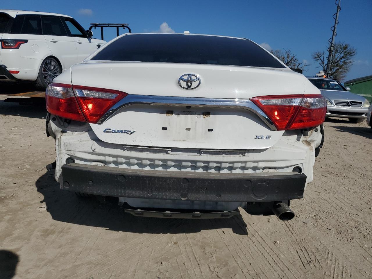 4T1BF1FK8HU330930 2017 Toyota Camry Le