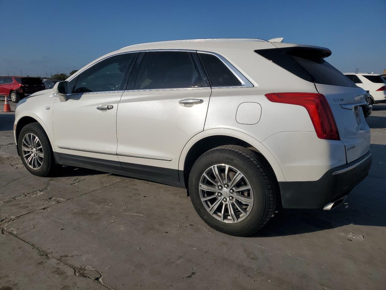 VIN 1GYKNBRS7HZ317060 2017 CADILLAC XT5 no.2