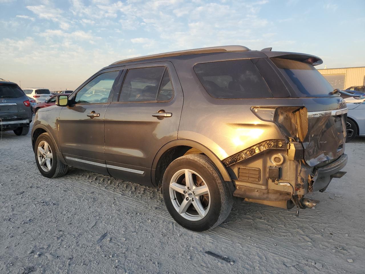 1FM5K8D88HGD14301 2017 FORD EXPLORER - Image 2