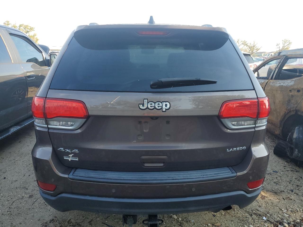 1C4RJFAG1JC320589 2018 Jeep Grand Cherokee Laredo