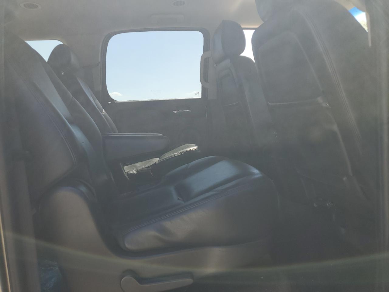 2009 Chevrolet Suburban - Image 12