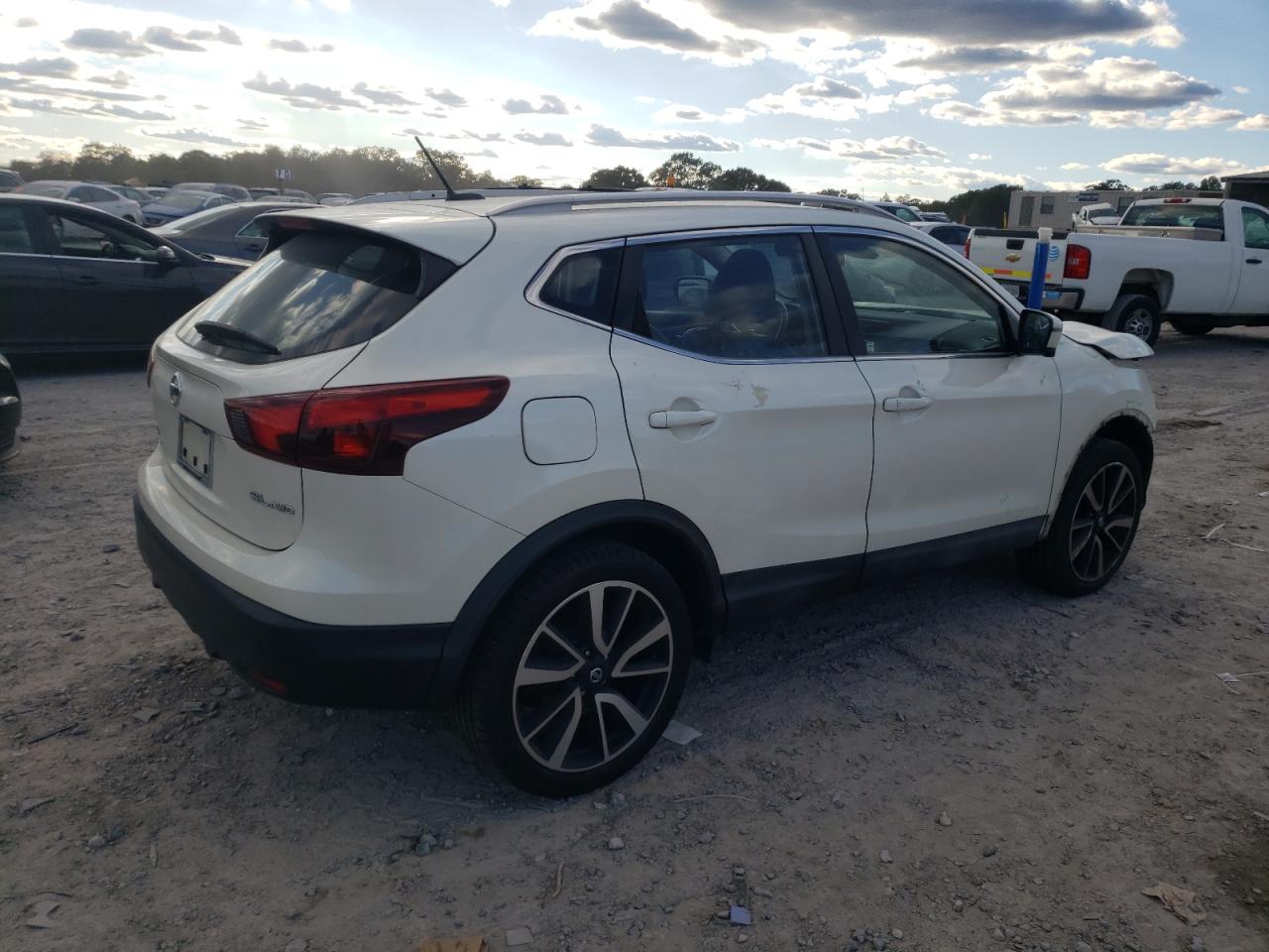 2017 Nissan Rogue - Image 3