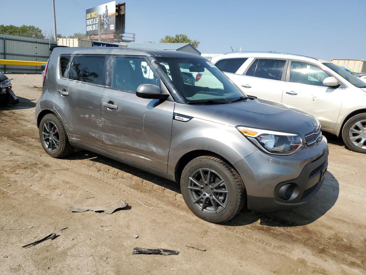 KNDJN2A22J7585822 2018 Kia Soul