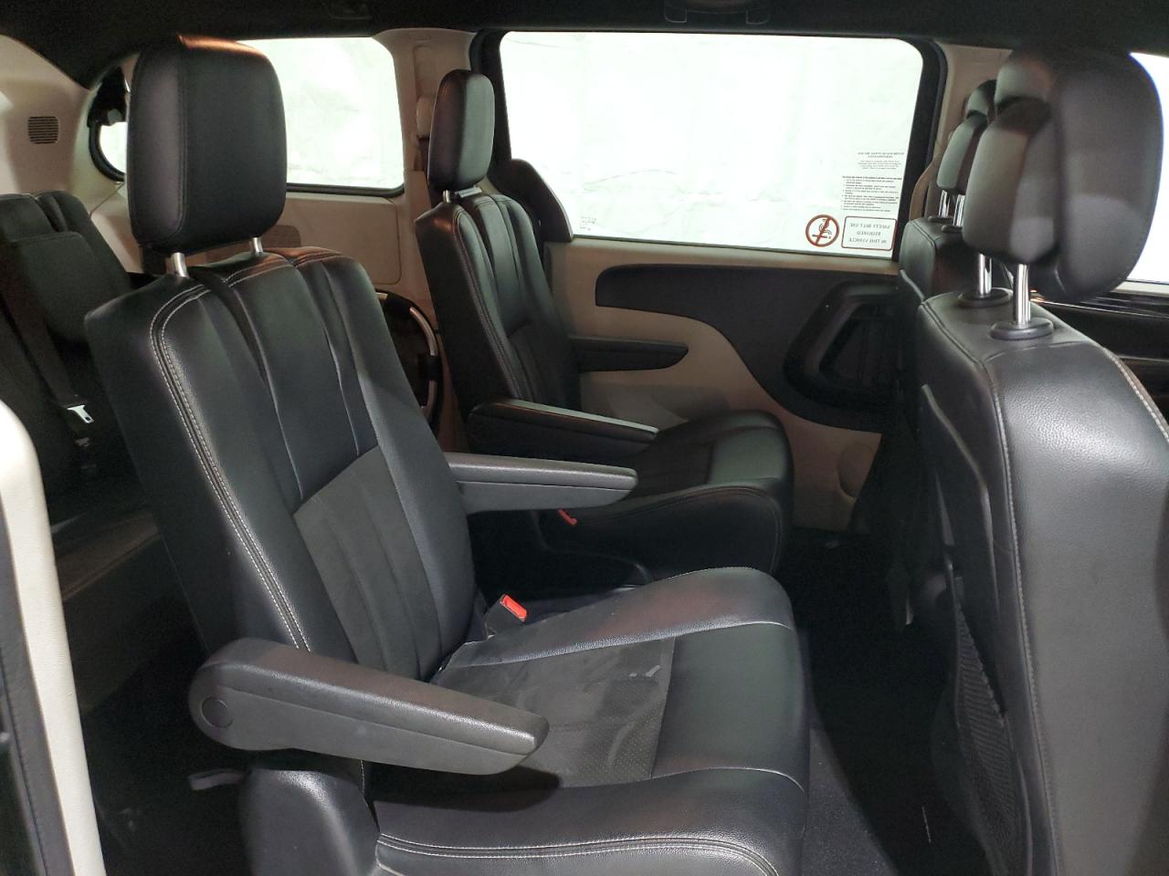2020 Dodge Caravan - Image 11