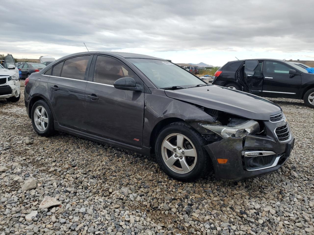 VIN 1G1PC5SB0F7165265 2015 CHEVROLET CRUZE no.4