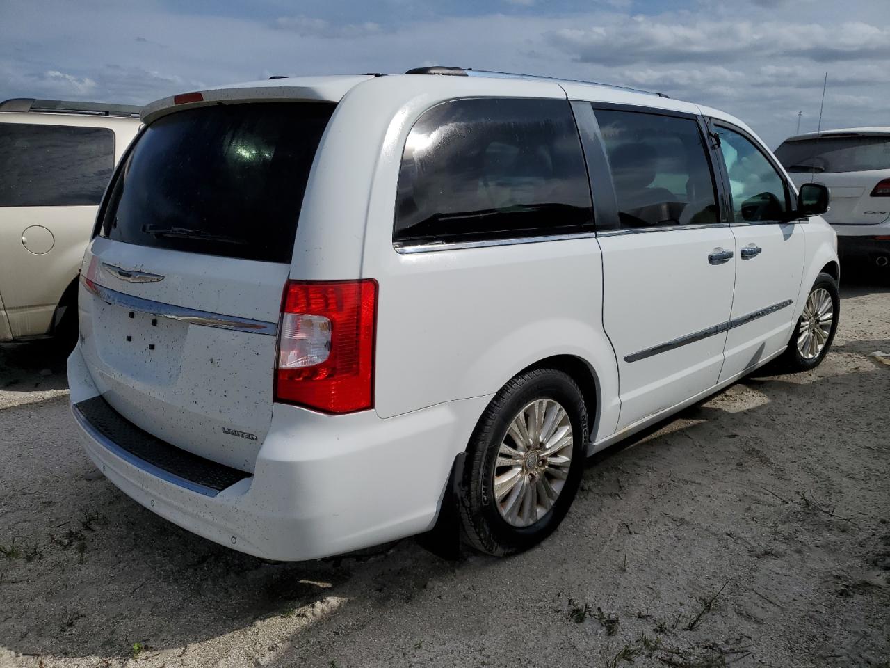 2014 Chrysler Town & Country - Image 3