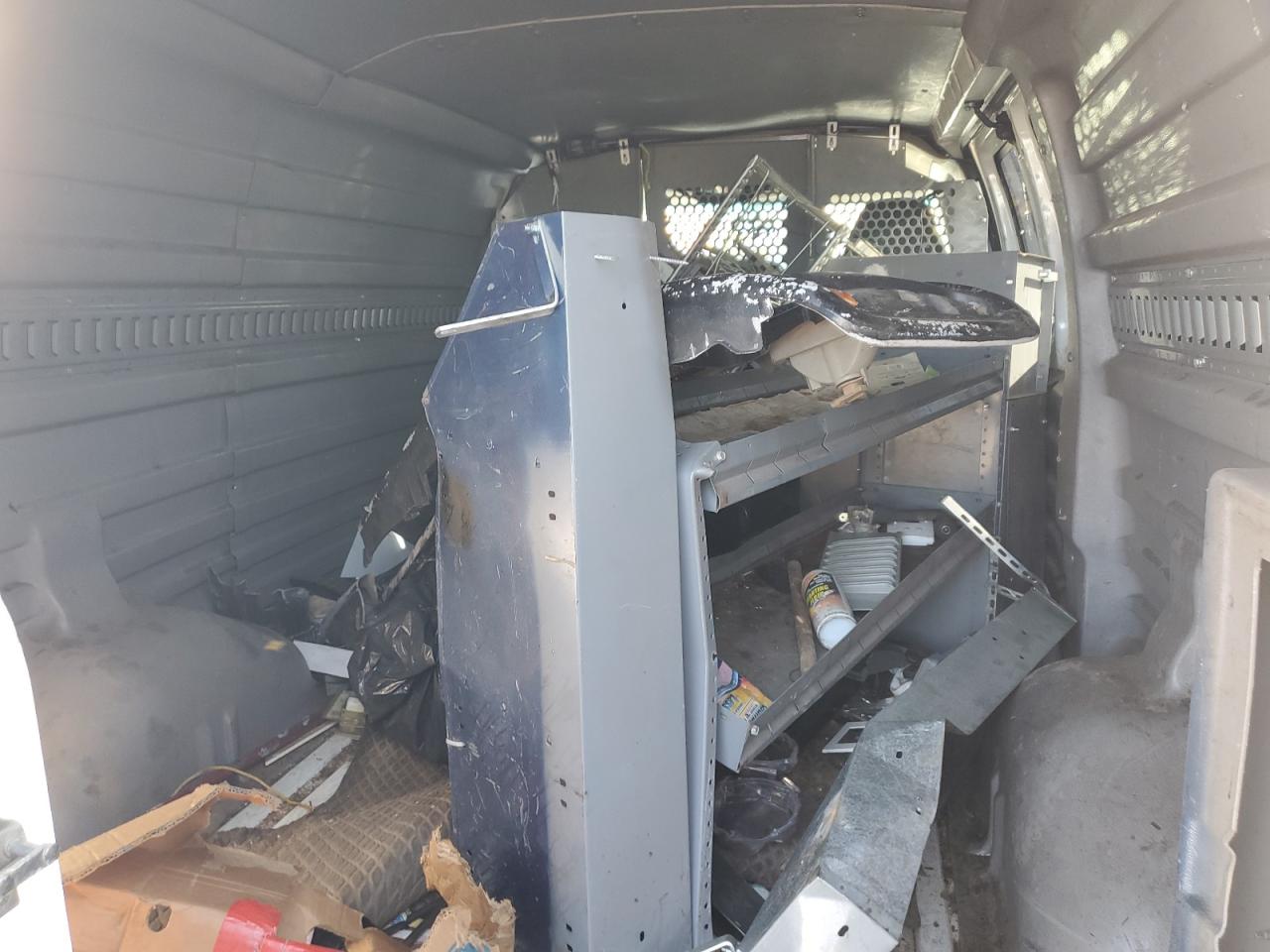 2001 Chevrolet Express - Image 10