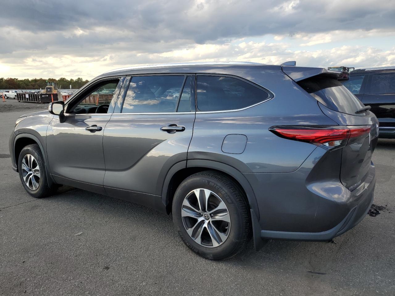 2021 Toyota Highlander - Image 2