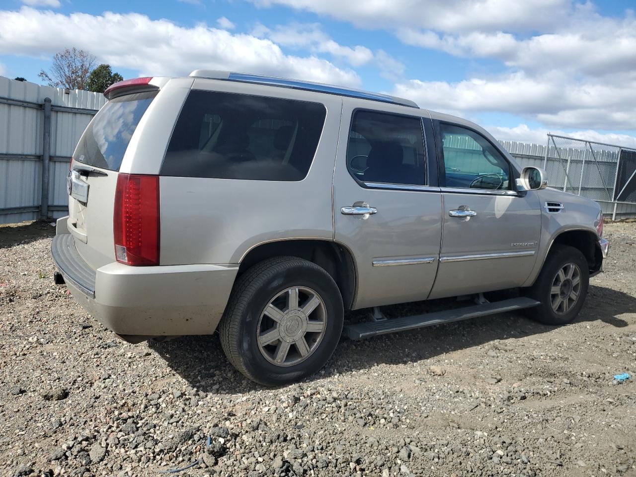 2007 Cadillac Escalade Luxury VIN: 1GYFK63827R287303 Lot: 76412634