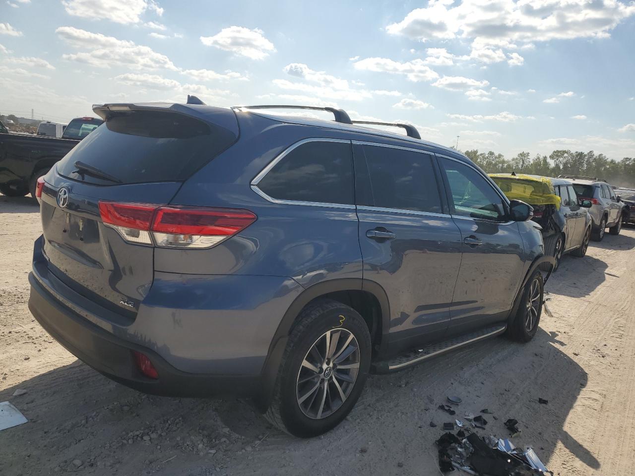 2019 Toyota Highlander - Image 3