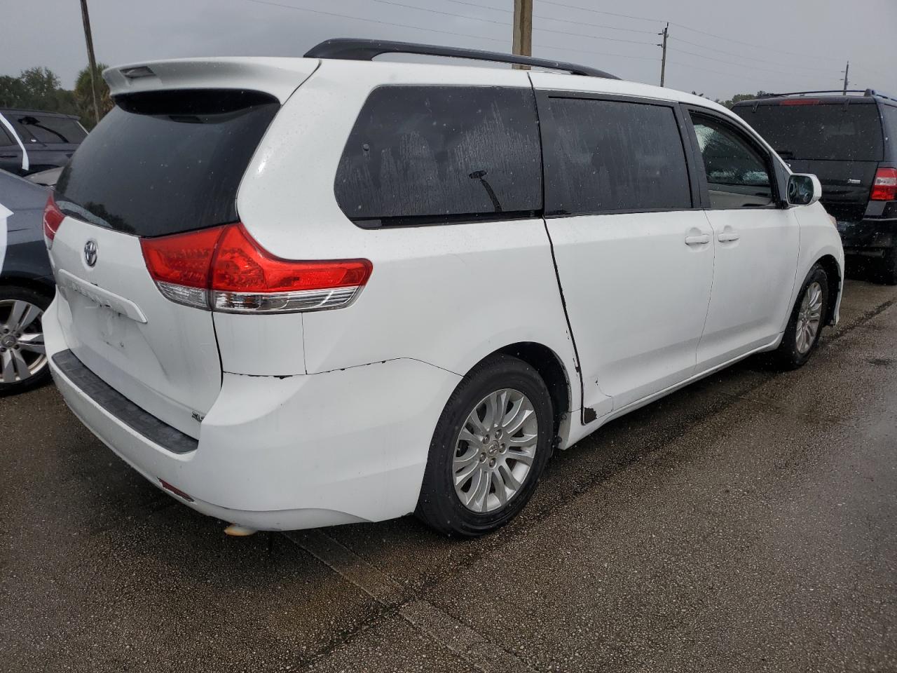 2011 Toyota Sienna - Image 3