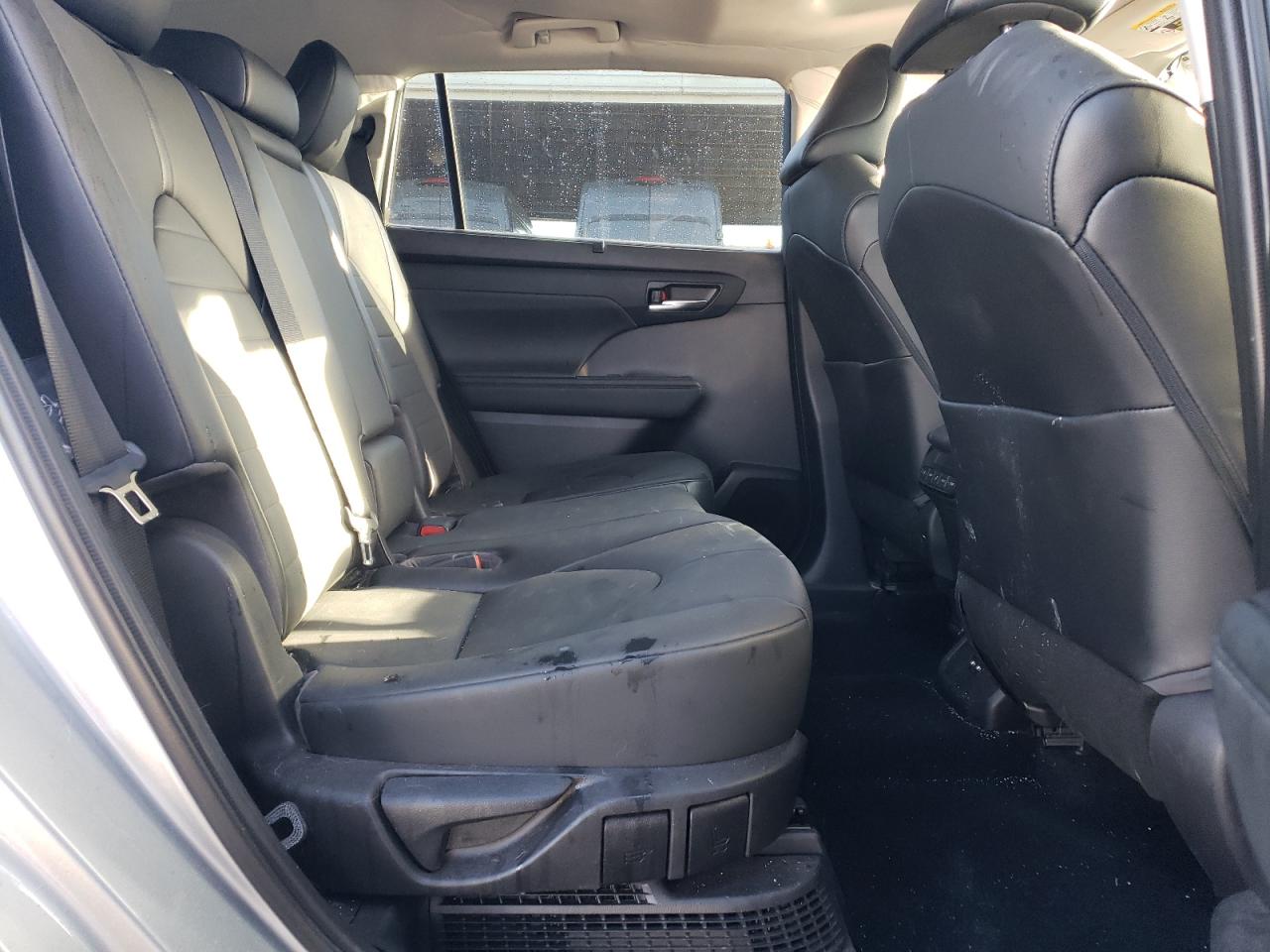 2021 Toyota Highlander - Image 11
