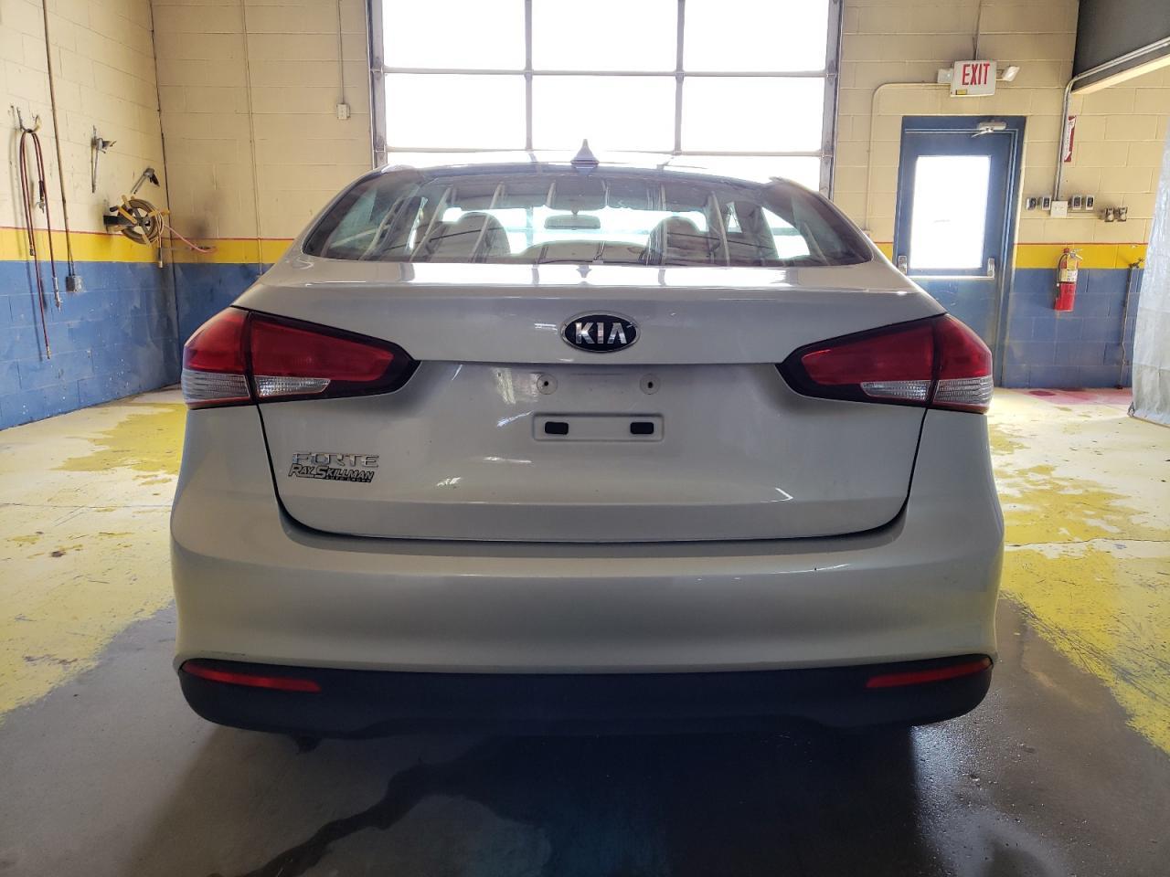 3KPFK4A75JE252732 2018 Kia Forte Lx