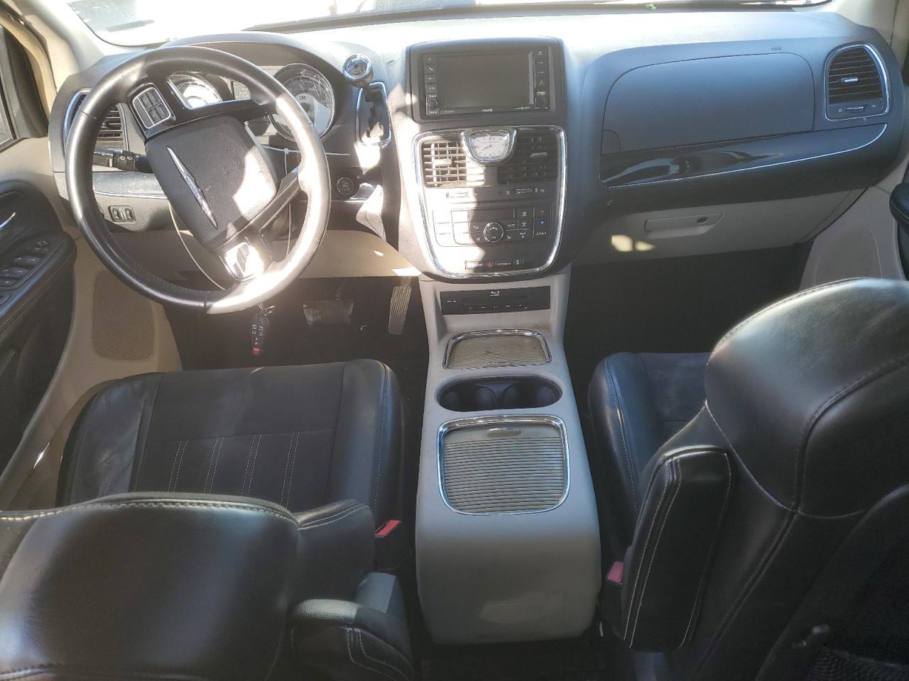 2014 Chrysler Town & Country - Image 8