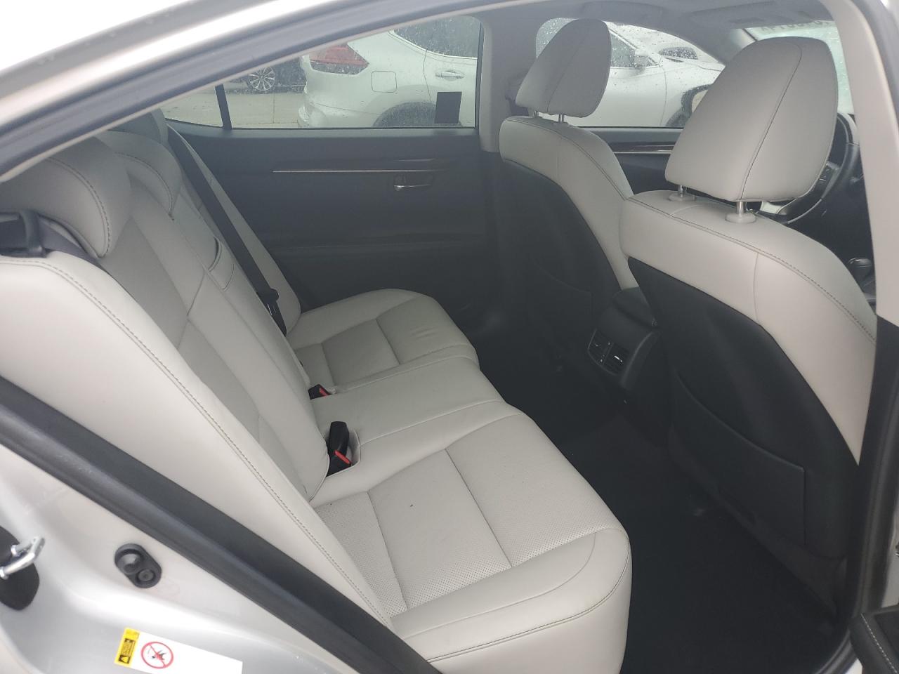 2014 Lexus ES - Image 10