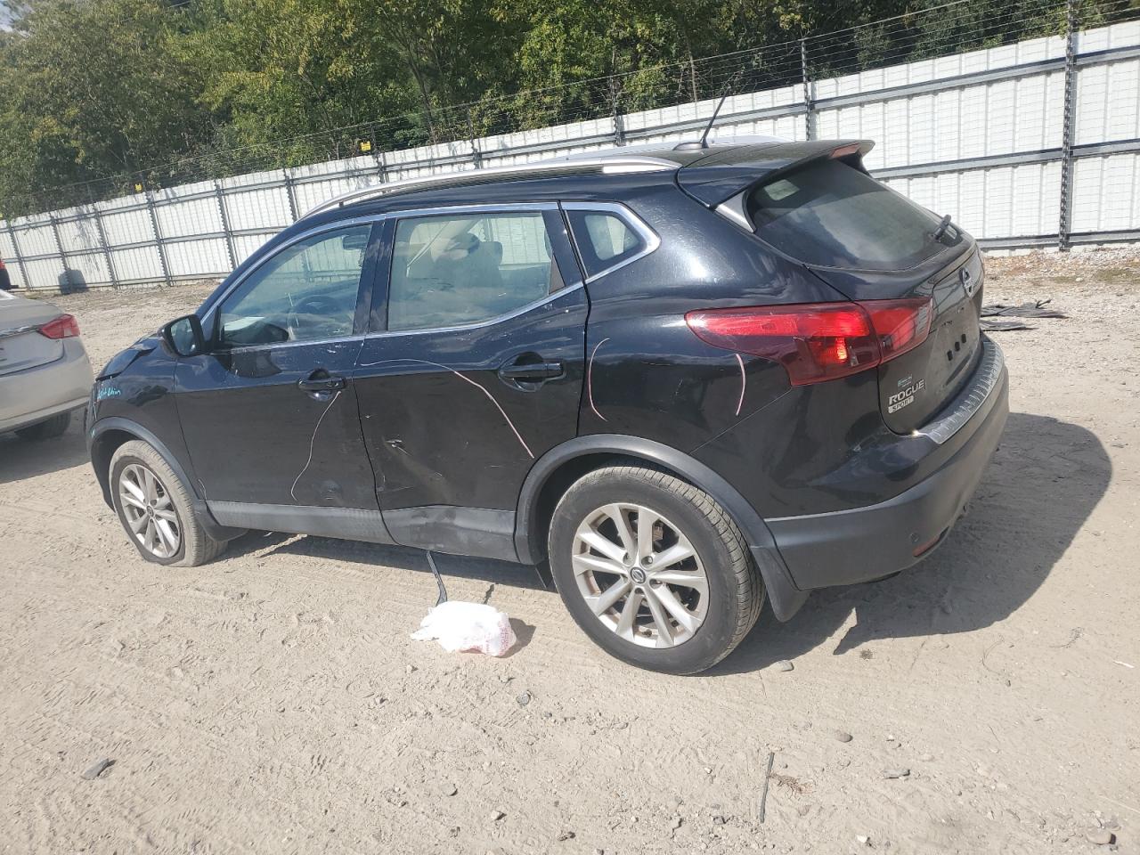 2019 Nissan Rogue - Image 2
