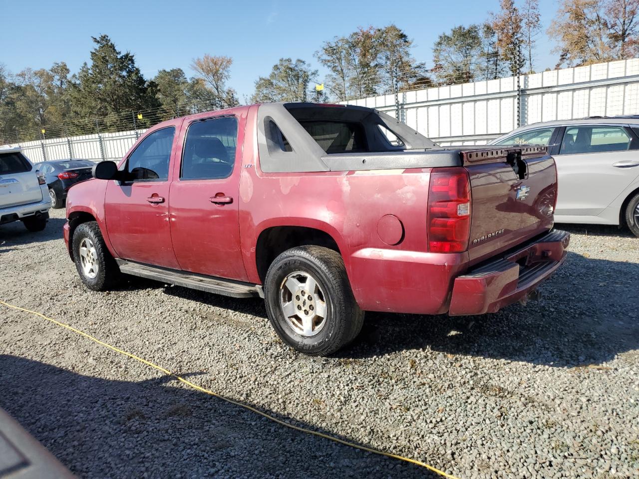 2007 Chevrolet Avalanche - Image 2