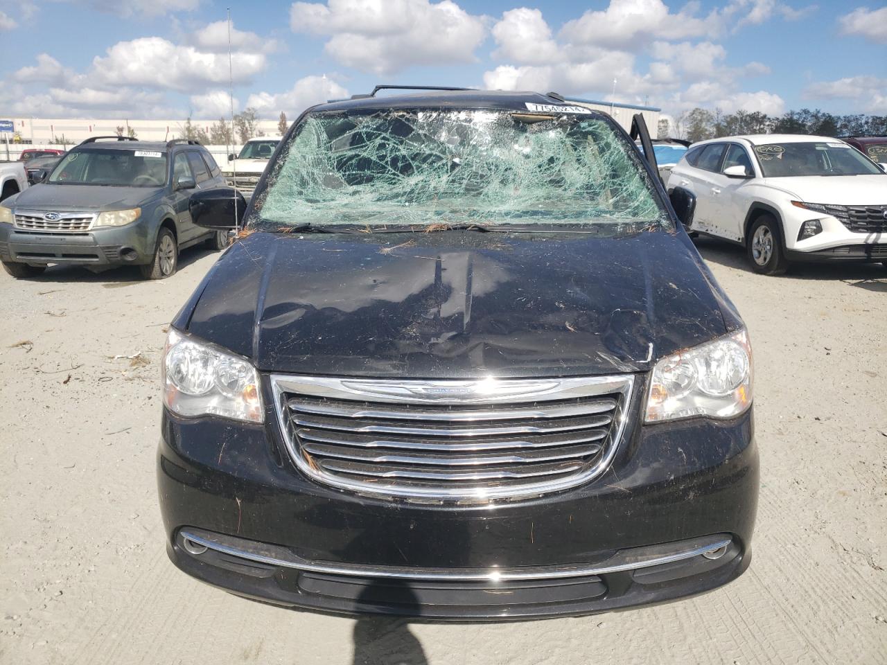 2016 Chrysler Town & Country - Image 5