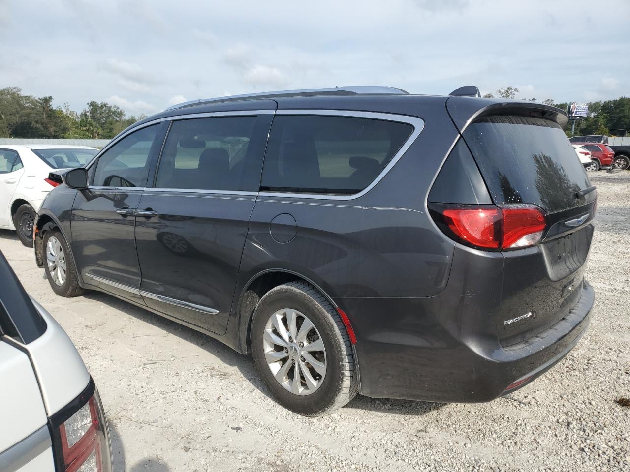 2018 Chrysler Pacifica - Image 2
