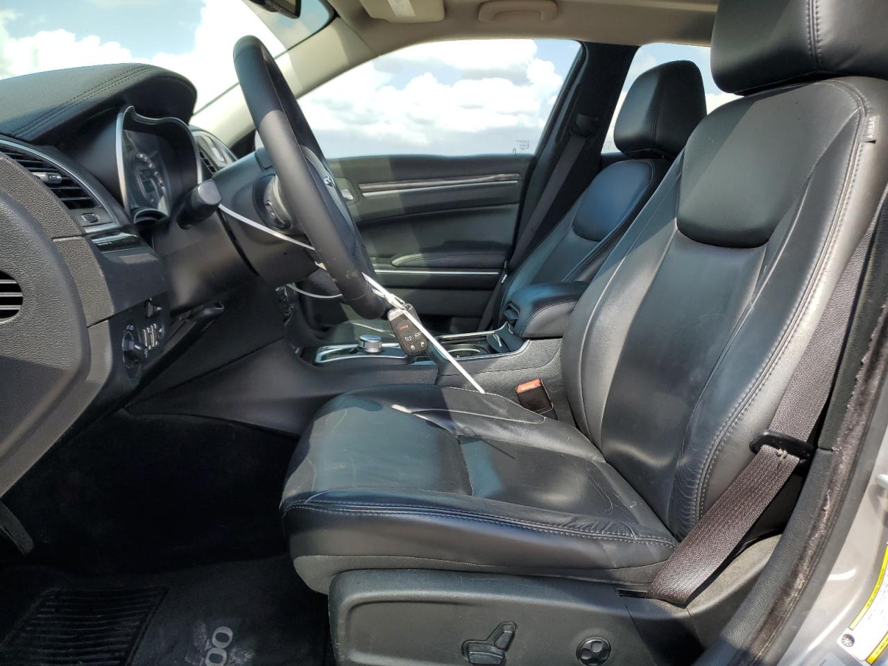 2017 Chrysler 300 - Image 7