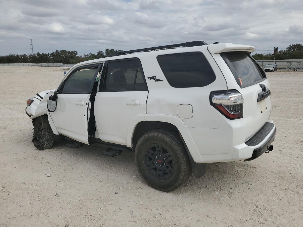 VIN JTEBU5JR9K5708577 2019 TOYOTA 4RUNNER no.2