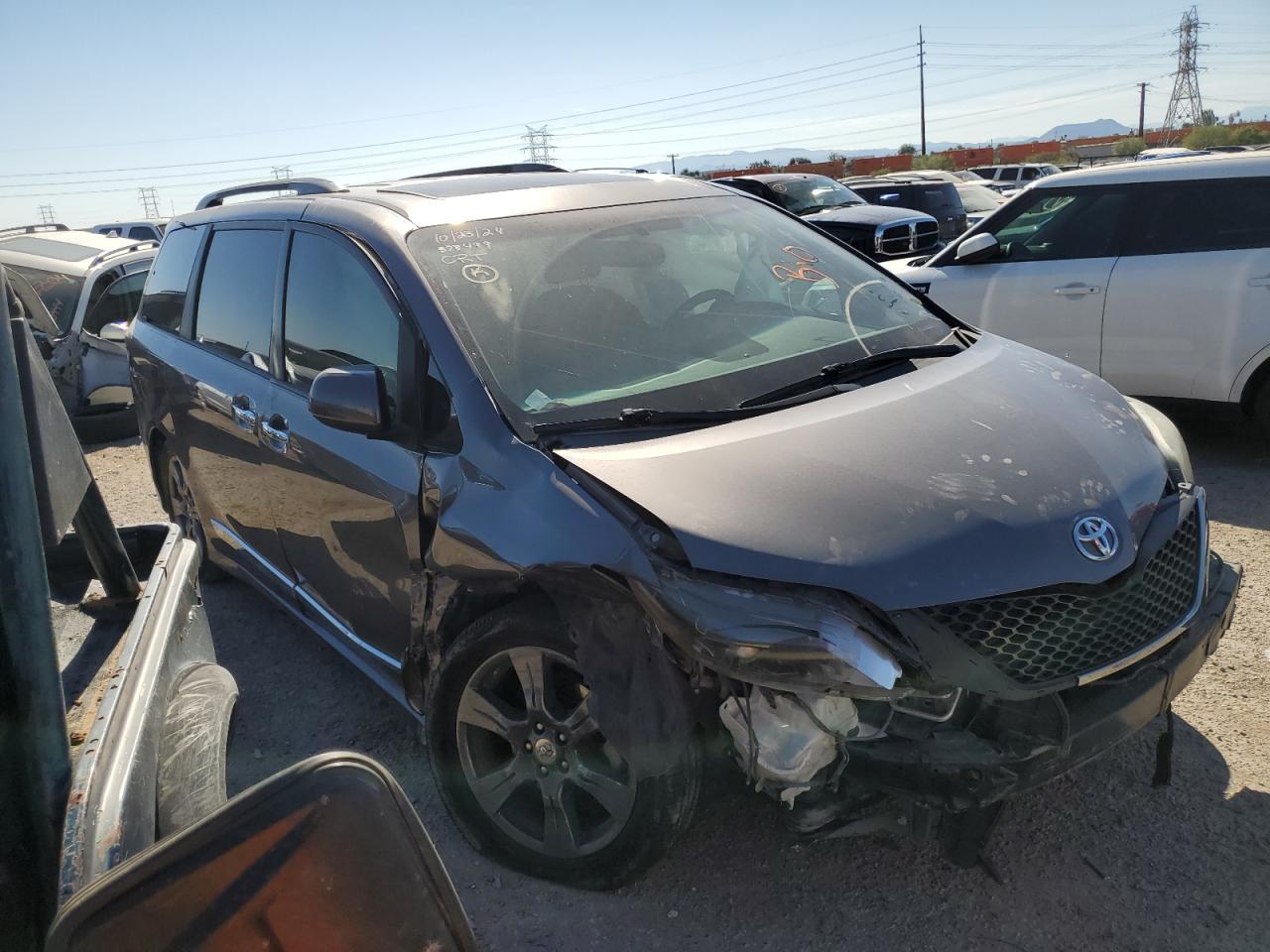 VIN 5TDXZ3DC4HS899772 2017 TOYOTA SIENNA no.4