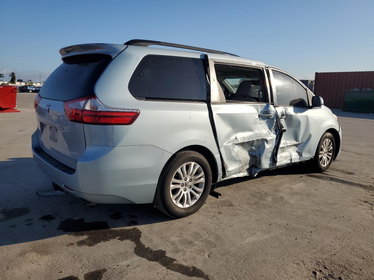 2016 Toyota Sienna - Image 3