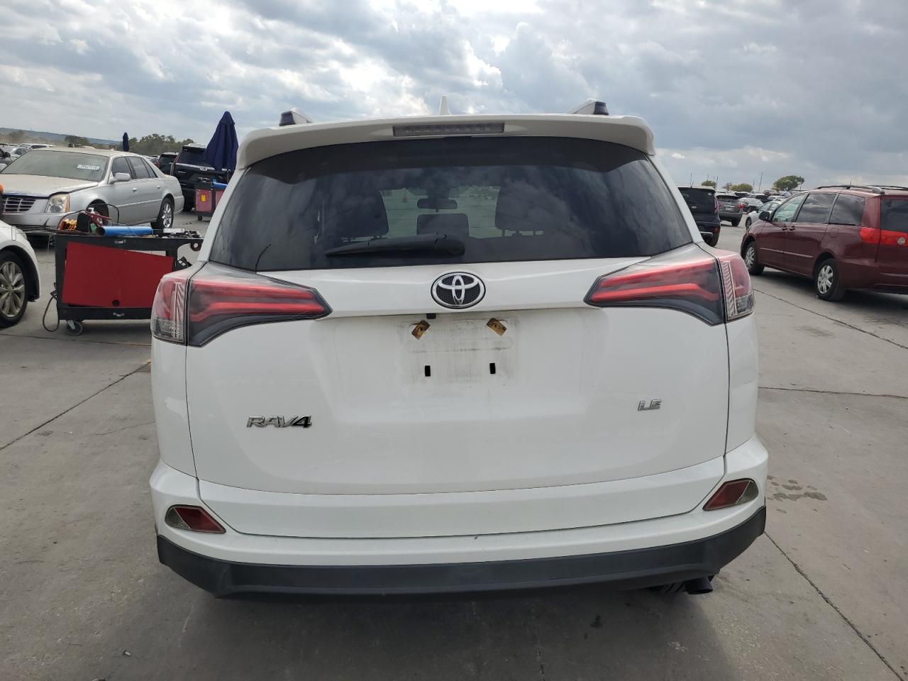 JTMZFREV3HJ108536 2017 Toyota Rav4 Le