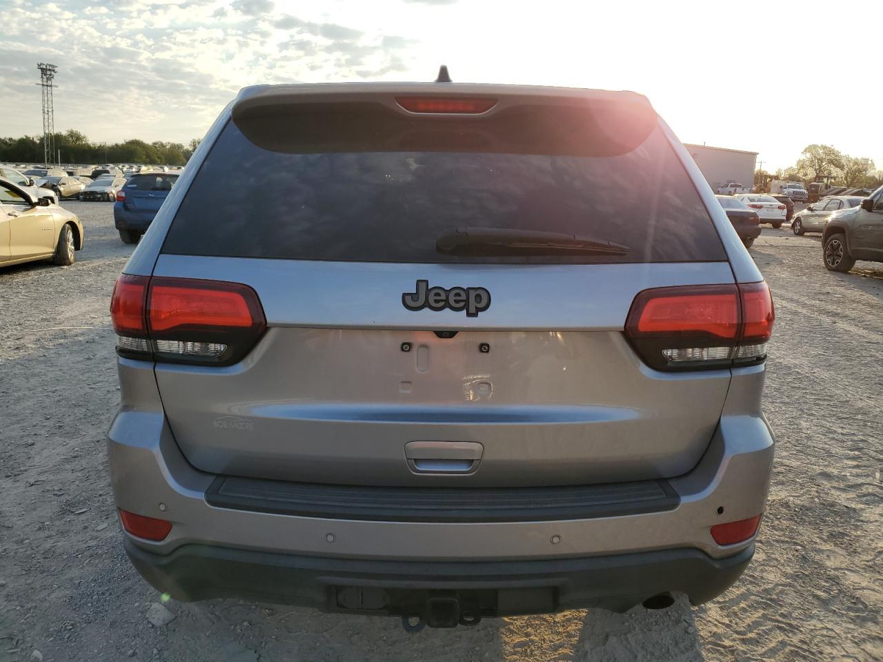 2017 Jeep Grand Cherokee - Image 6